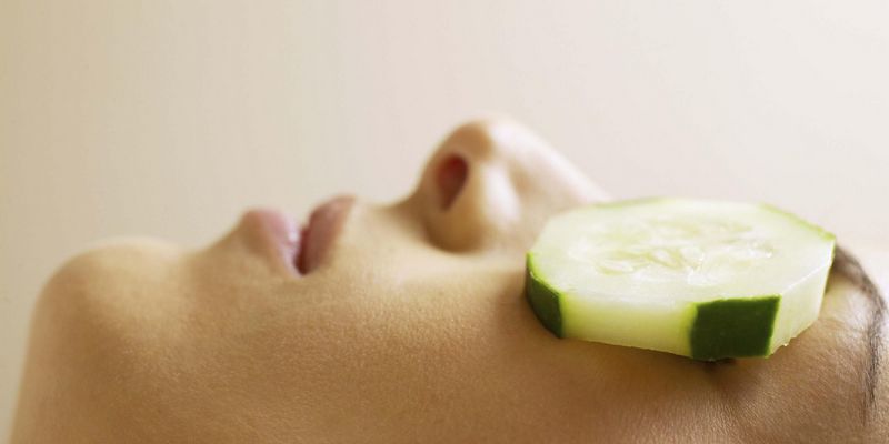 kantung mata bengkak - penyebab kantung mata - cara alami menghilangkan kantung mata - masker kantung mata