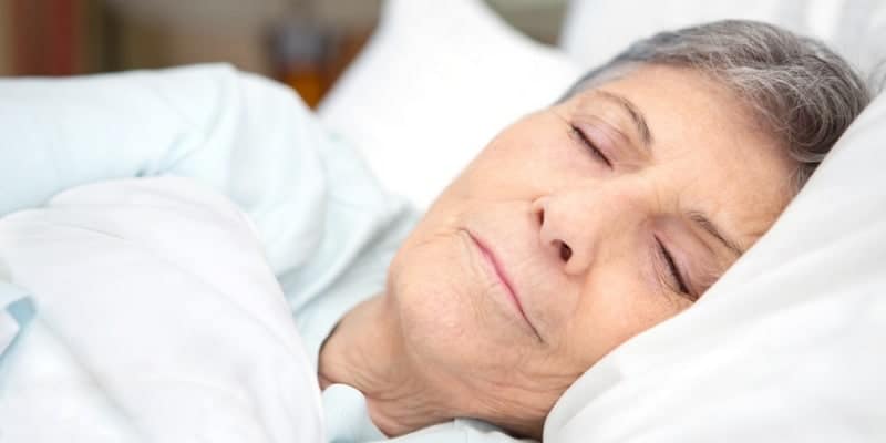 wanita lansia tidur nyenyak