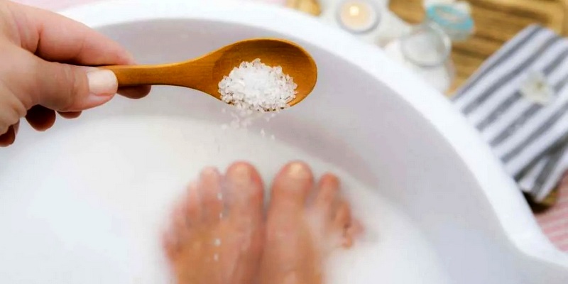 Ilustrasi Garam Epsom Obat Kaki Bengkak Alami