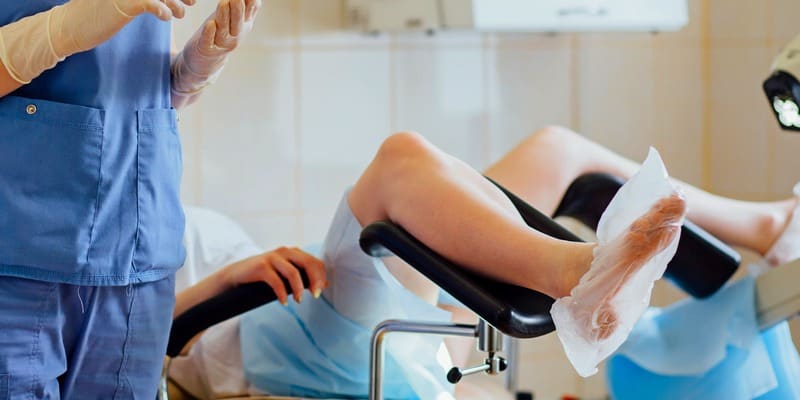 ilustrasi pasien melakukan tes IVA