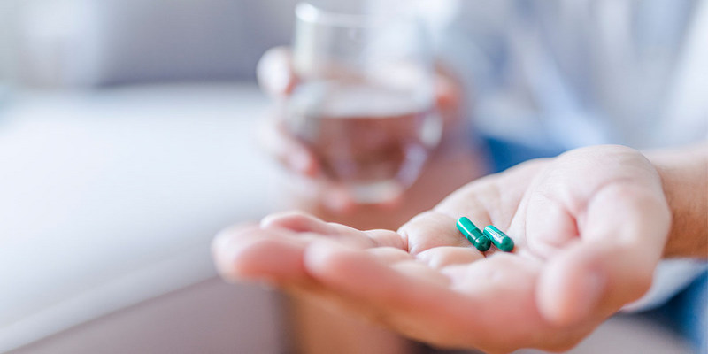 Ilustrasi Minum Obat Kanker di Apotik