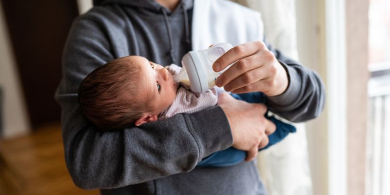 Suami membantu istri yang mengalami baby blues