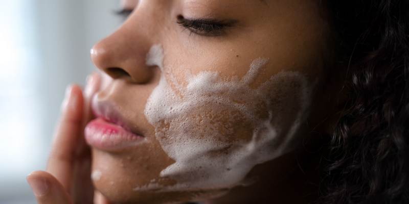 Ilustrasi Cara Mengempiskan Jerawat Kistik