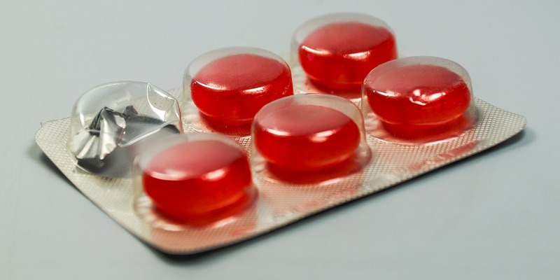 Ilustrasi Obat Batuk di Apotik untuk Tenggorokan Gatal