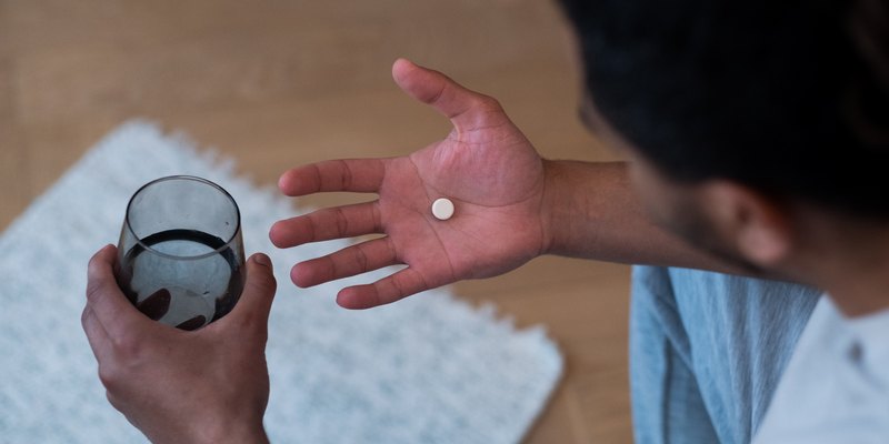 Ilustrasi Minum Obat Diare di Apotik K24