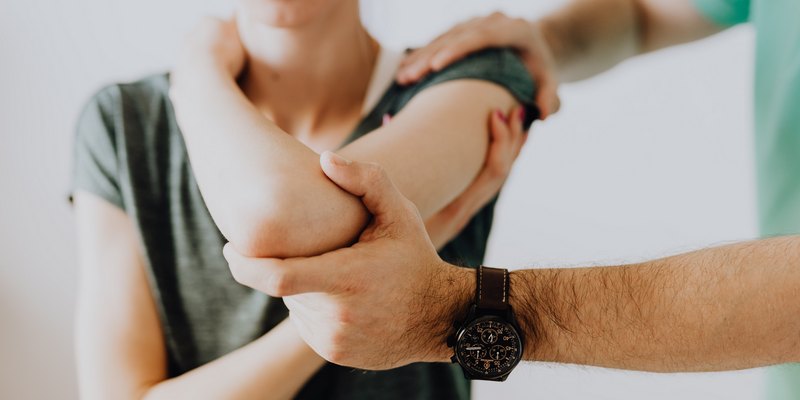 Ilustrasi Terapi Latihan Fisik Bahu Beku