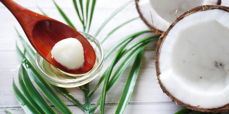 Minyak Kelapa untuk Cara Mengatasi Milia dengan Bahan Alami