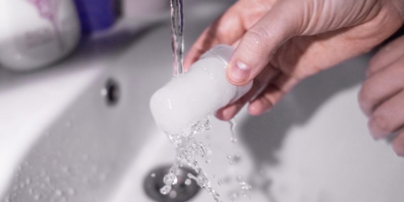 Ilustrasi bagaimana cara menggunakan tawas pada ketiak