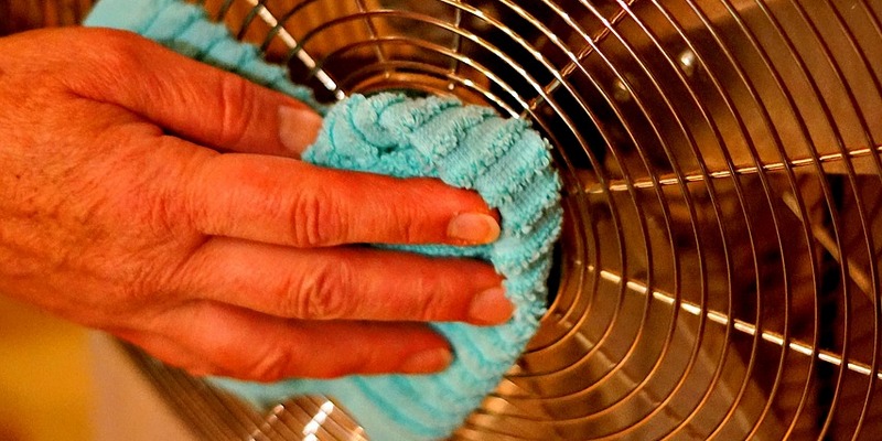 Ilustrasi cara aman menggunakan kipas angin saat tidur